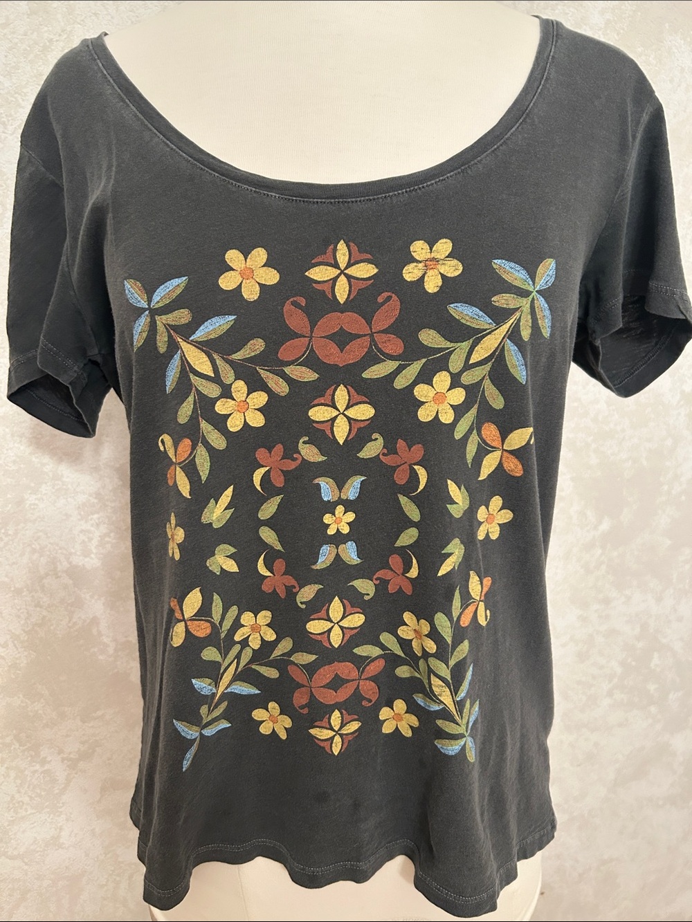 Lucky Brand Dark Gray Scoop Neck Tee with Pretty Multicolor Floral Motif Size M